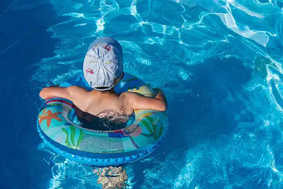 Enfant dans pisicne por illulster CS Irrijardin site SAVOYE