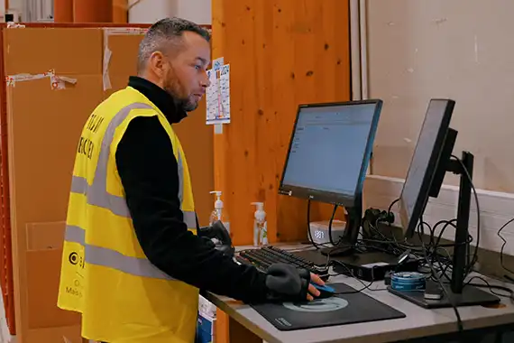 un utilisateur de WMS derrière un PC