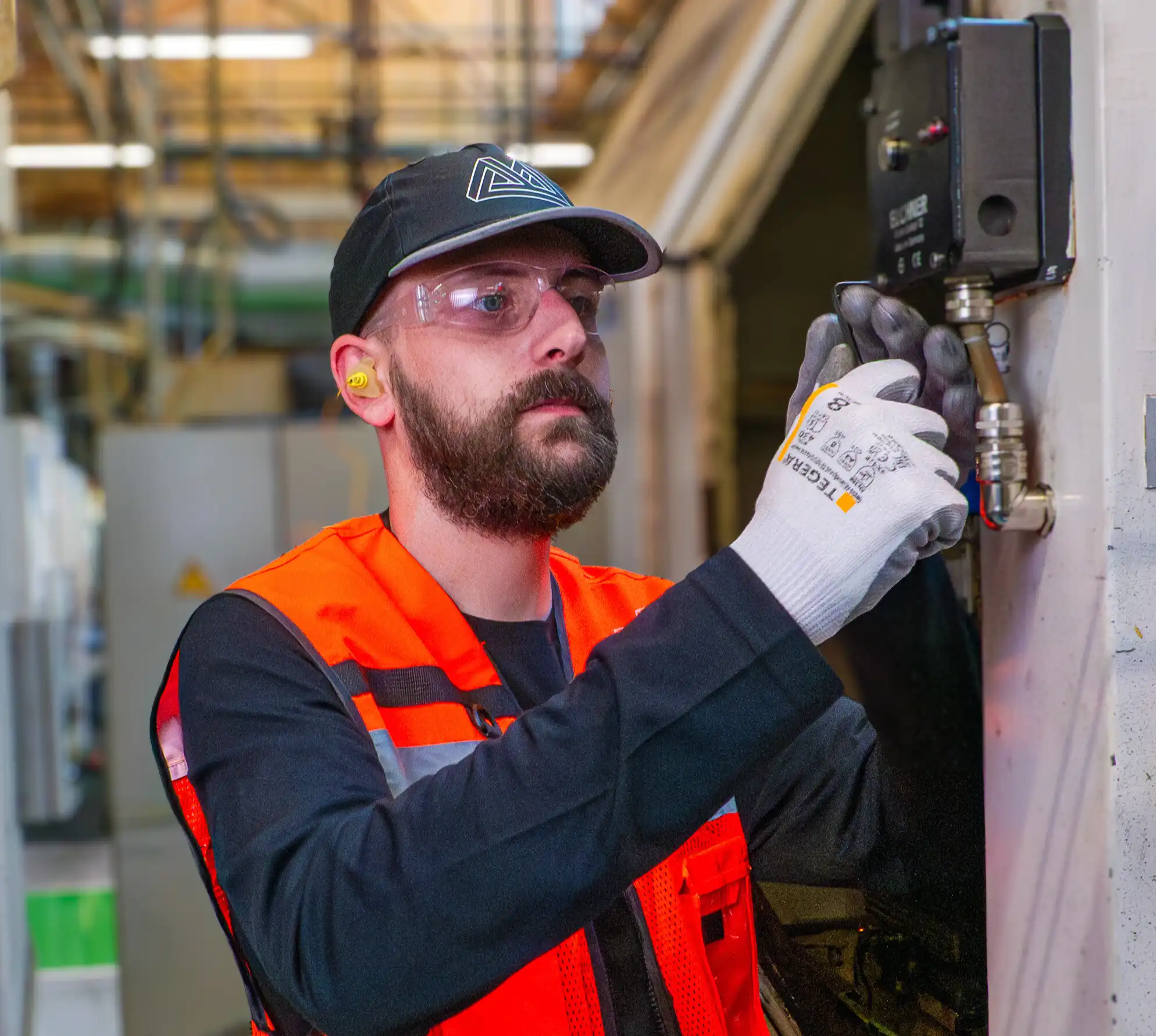 Personne de chez MIgen réalisant maintenance sur solution SAVOYE