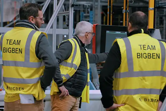 équipe autour poste de picking X-PTS SAVOYE