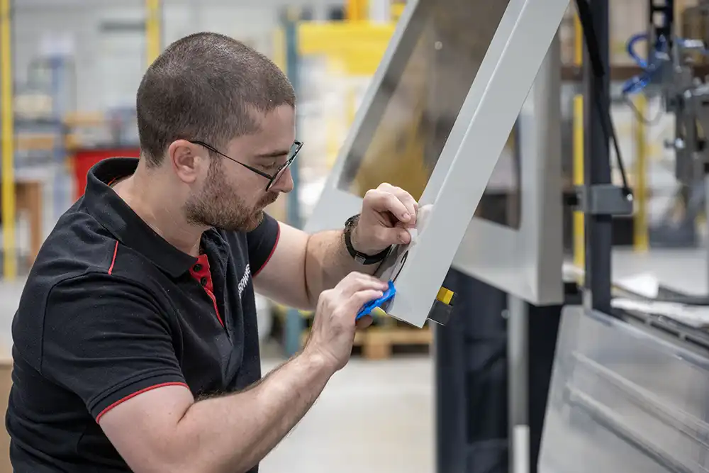 Personne réalisant mainteance sur solution SAVOYE