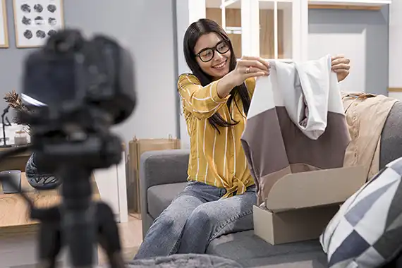 une jeune fille ouvrant un colis