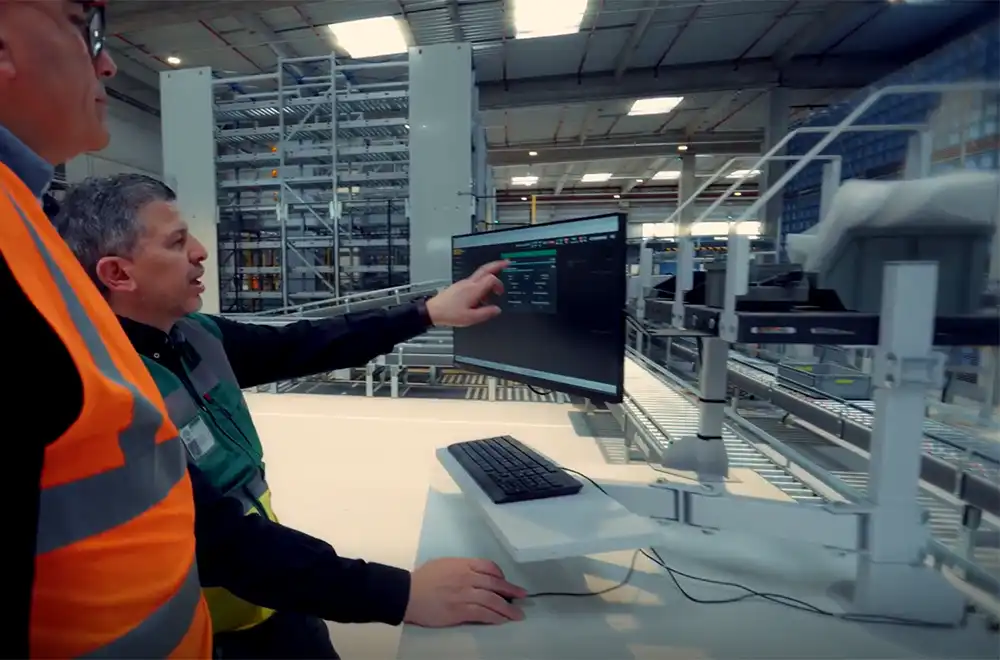 Deux personnes sur un écran Warehouse Management System