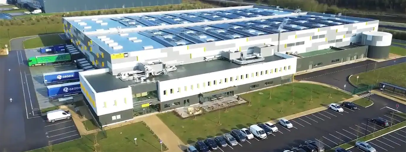 Vue d'un entrepôt logistique utilisée pour le Hero de la page Warehouse Management System du site SAVOYE