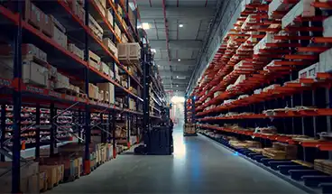 un vision de stock dans un entrepot logistique