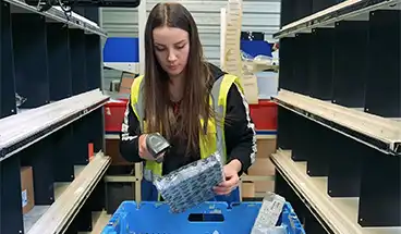 une jeune femme en train de préparer une commande